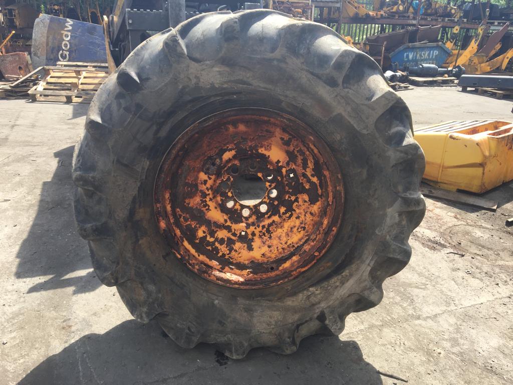 SECOND HAND WHEEL RIM & TYRE 18.51516 8 STUD JCB Part No. 41/904900