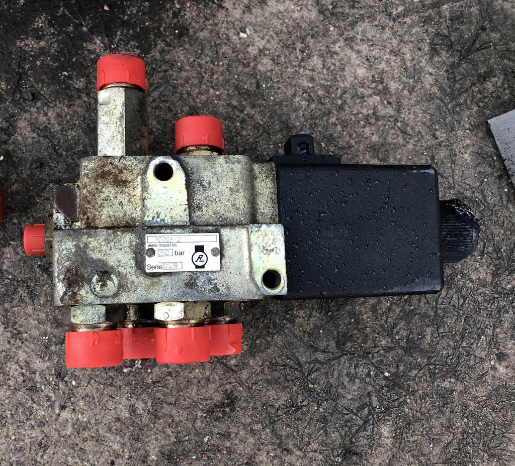 SECOND HAND SOLENOID SELECTOR VALVE JCB Part No. 25/220727 - Vicary Plant Spares