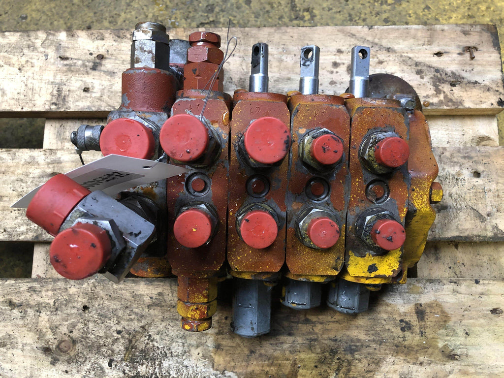 SECOND HAND 4 SPOOL VALVE BLOCK JCB Part No. 25/954000 SECOND HAND, USED, WHEELED LOADER Vicary Plant Spares